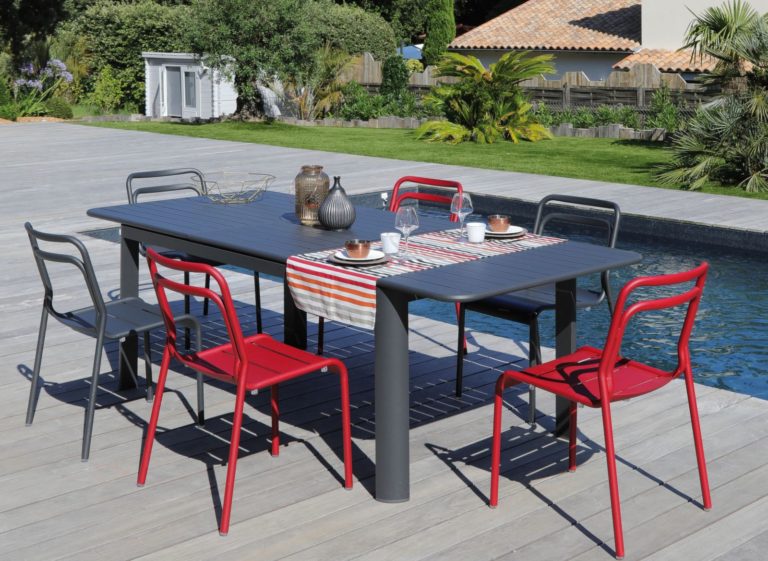 table de jardin aluminium avec chaises noires et rouges
