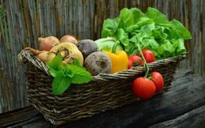 panier de légumes sur banc